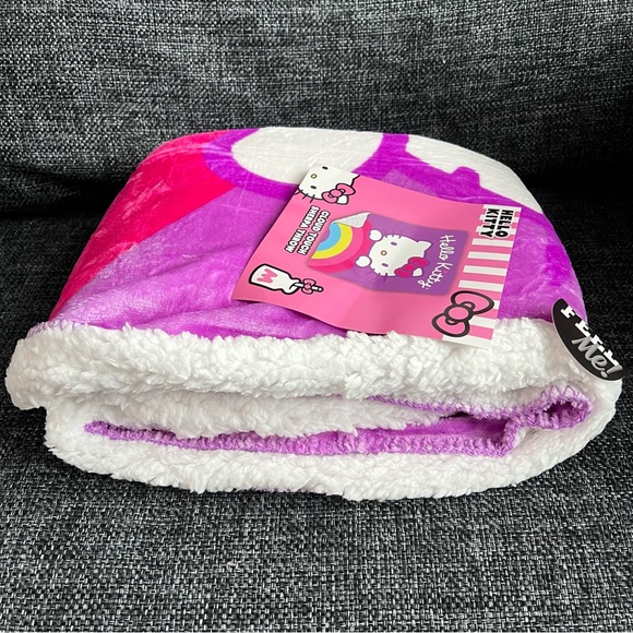 NWT Hello Kitty "Peekaboo Rainbow" Cloud Sherpa Throw Blanket, 50" x 60" - Picture 3 of 9